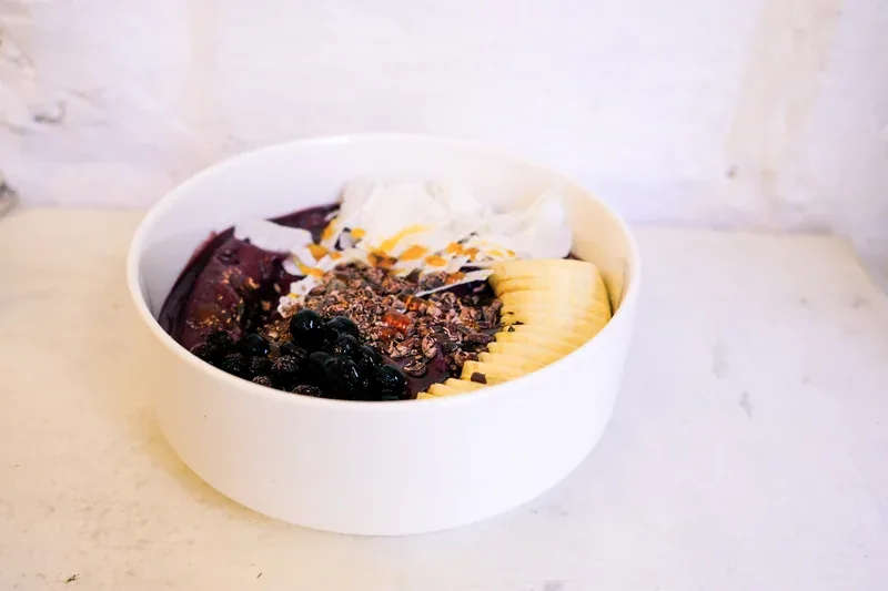Buffet Self-Service com frutas frescas e açaí puro
