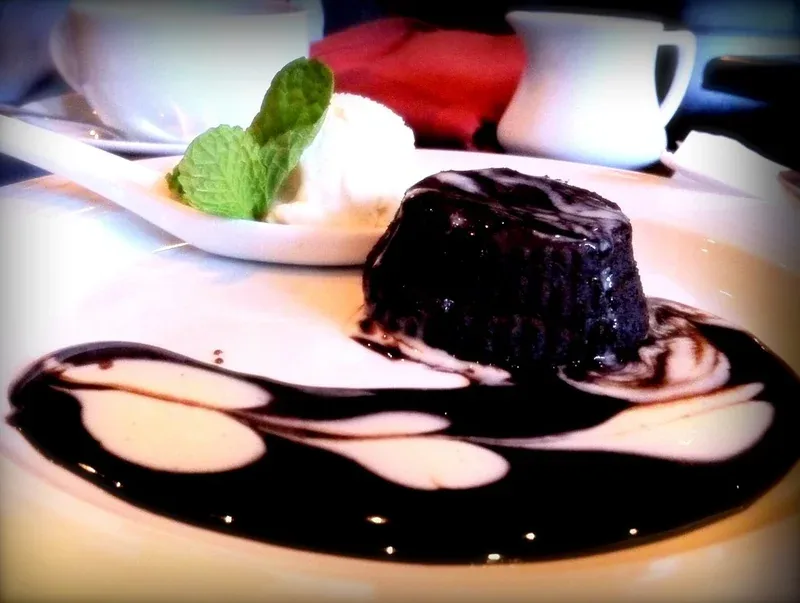 Petit Gateau quente com sorvete artesanal